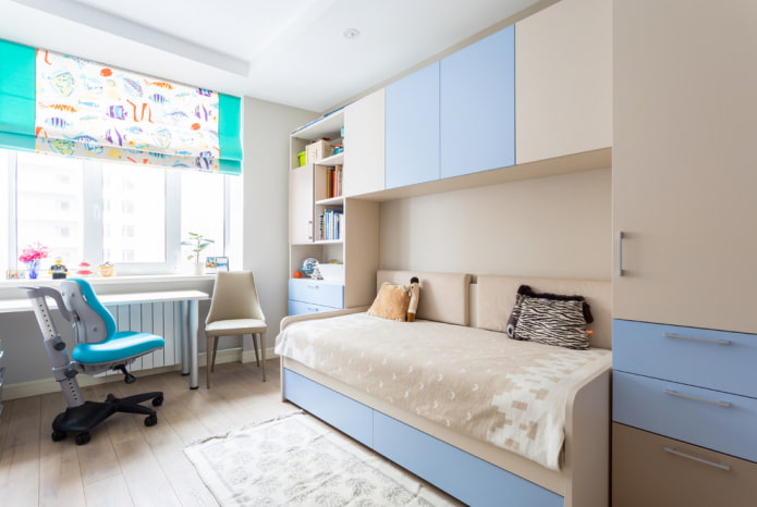 kledingkast boven bed in kinderkamerinterieur