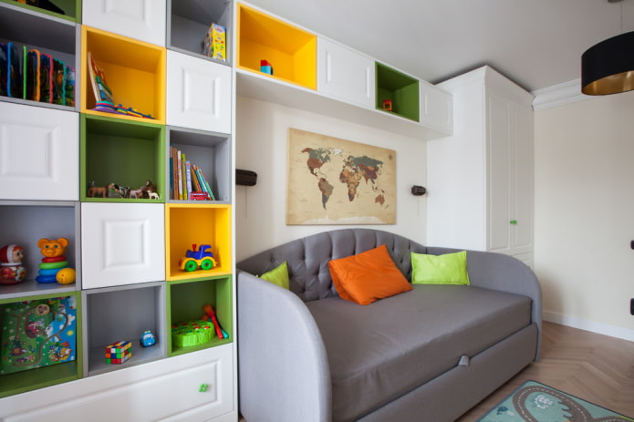 Kledingkast in het interieur van een jongenskamer