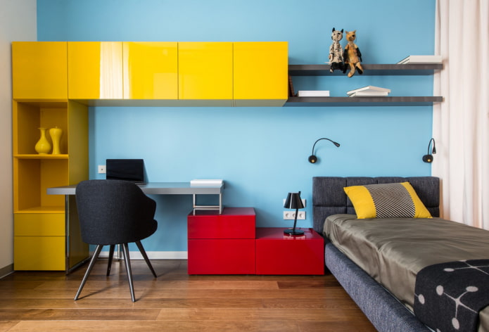 L-vormige kledingkast in het interieur van de kinderkamer