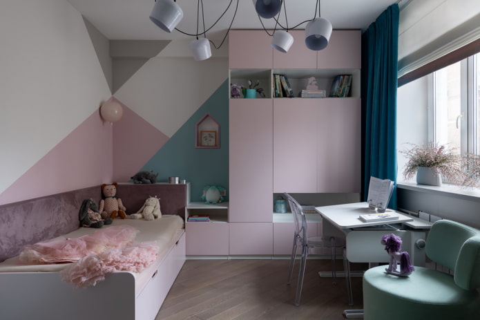 kledingkast in het interieur van een kinderkamer voor een meisje