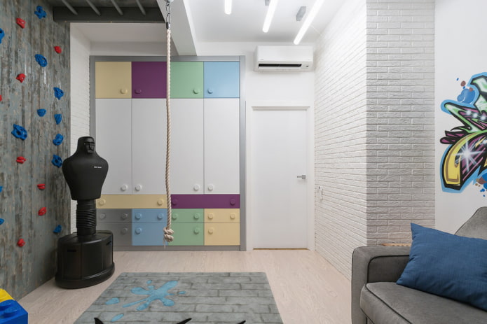 Kledingkast in het interieur van een jongenskamer