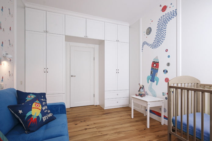 kledingkast in de deuropening in de kinderkamer
