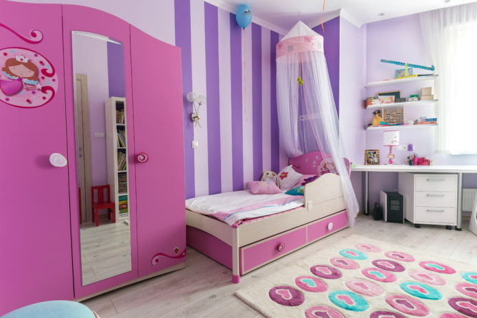 roze kledingkast in een kinderkamer