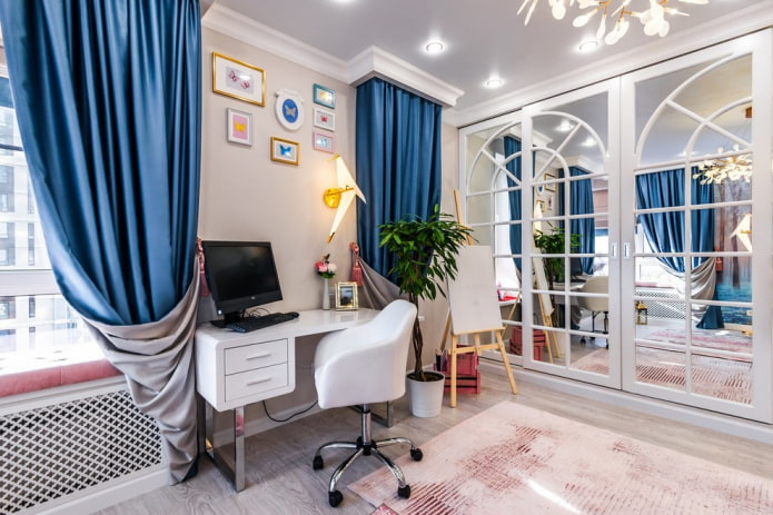 kast langs de hele muur in het interieur van de kinderkamer