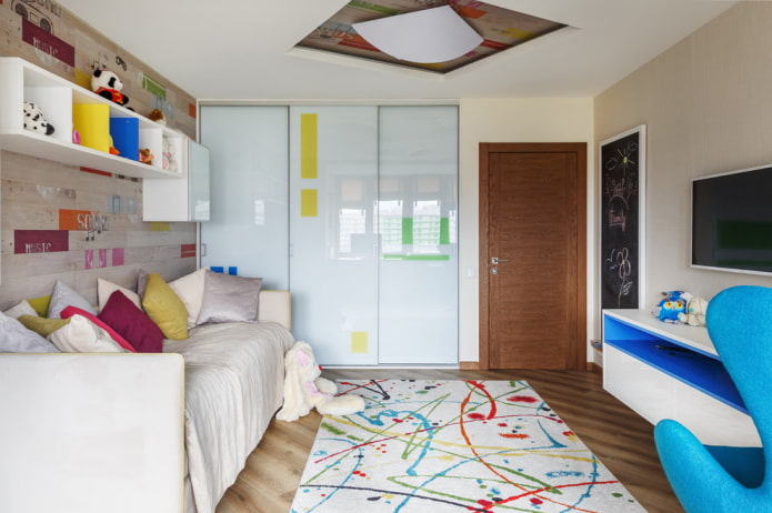Kledingkast in een kinderkamer