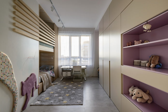 kast langs de hele muur in het interieur van de kinderkamer