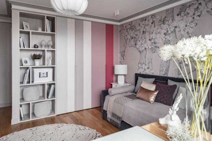veelkleurige kledingkast in het interieur van de kinderkamer