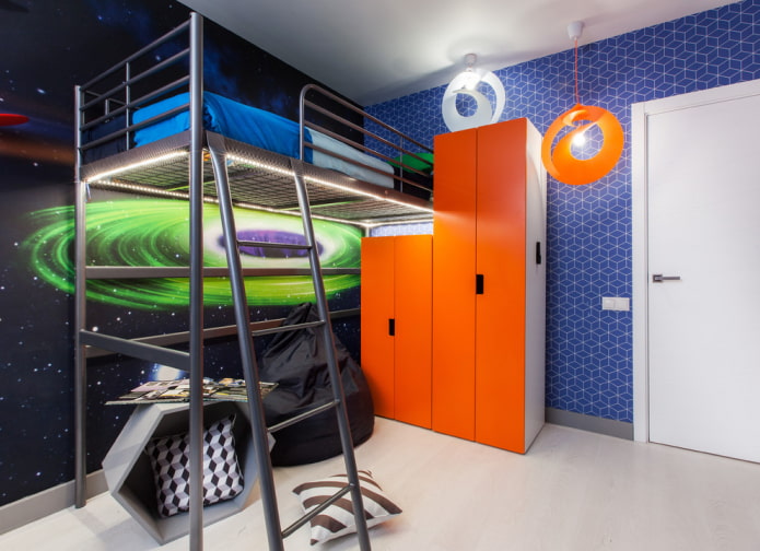 oranje kledingkast in een kinderkamer