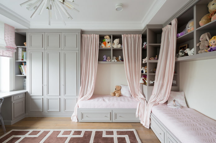 Kledingkast in het interieur van de kinderkamer