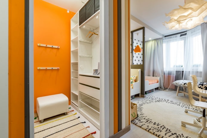 kledingkast in het interieur van de kinderkamer