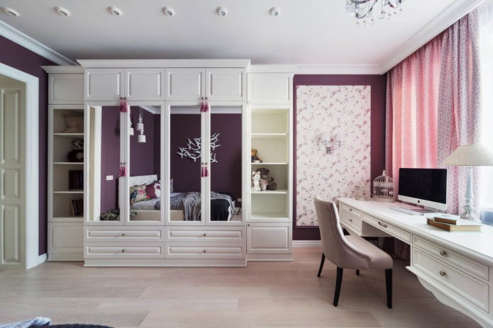 Kledingkast in het interieur van de kinderkamer