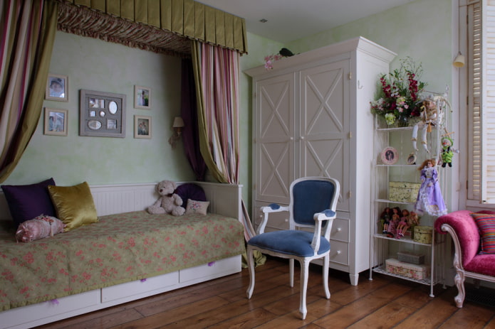 Kledingkast in het interieur van een kinderkamer in Proven?aalse stijl