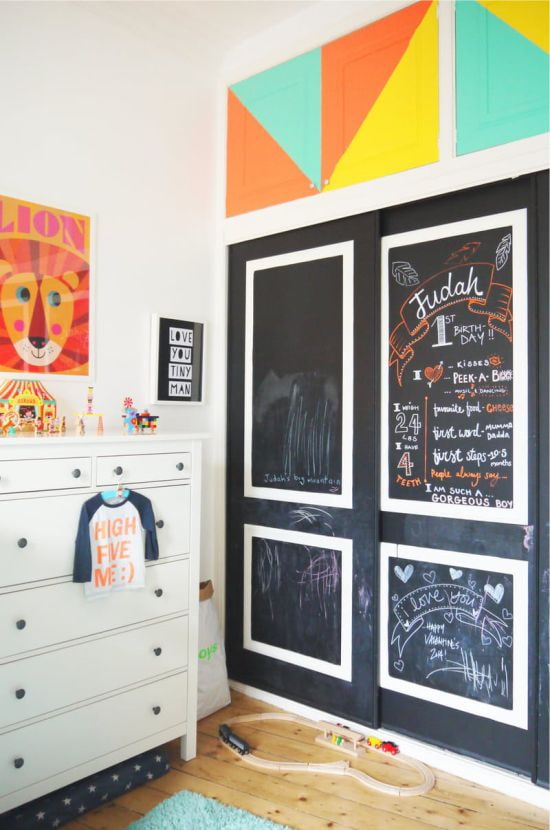 kledingkast in het interieur van de kinderkamer