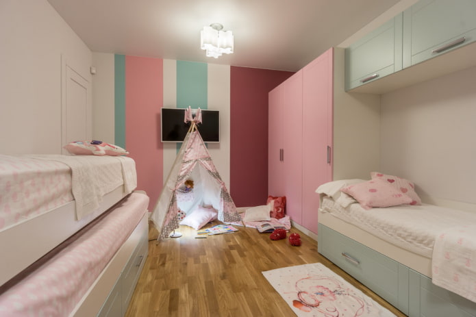 kledingkast in het interieur van een kinderkamer voor meisjes