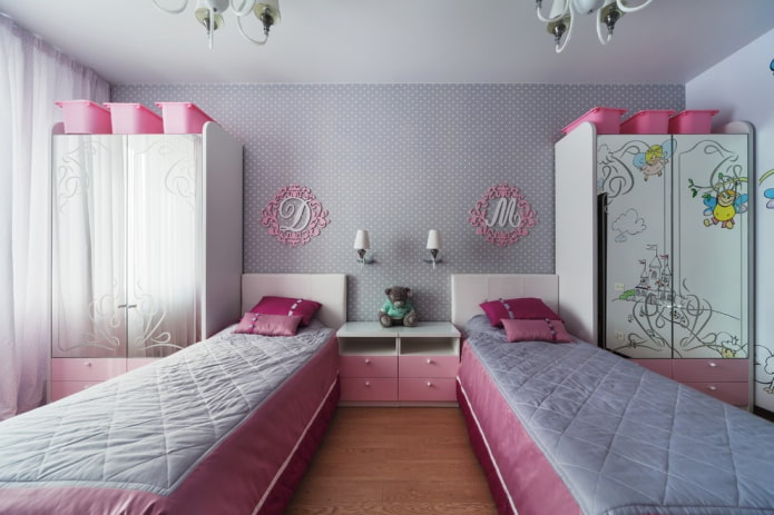 Kledingkast in het interieur van de kinderkamer