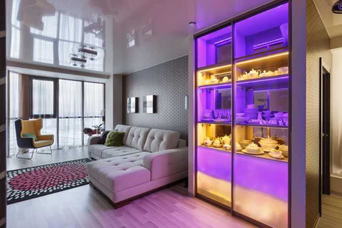 kast voor servies in het interieur van de hal