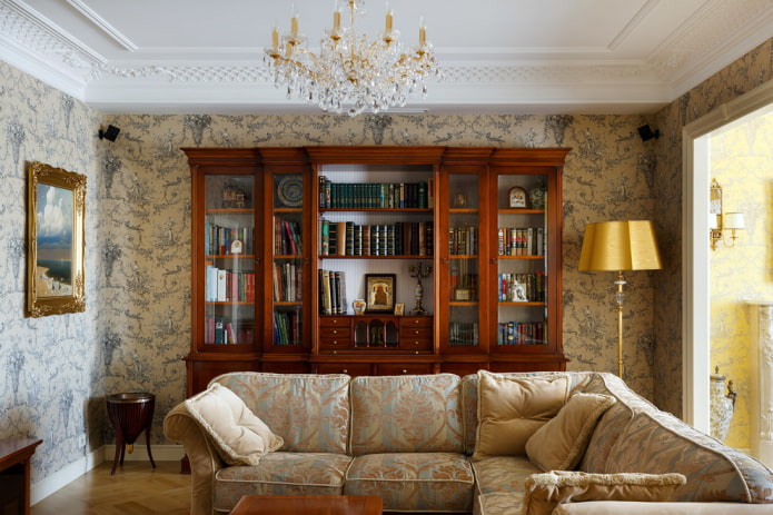 garderobe in het interieur van de hal in een klassieke stijl