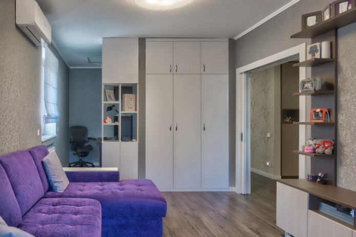 draaideurkast in het interieur van de hal