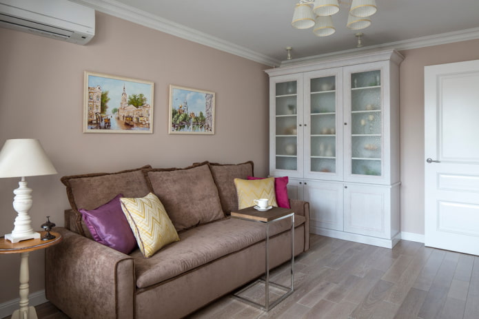 kast voor servies in het interieur van de hal