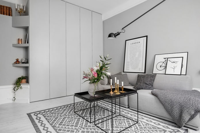 Kledingkast in het interieur van de hal in Scandinavische stijl