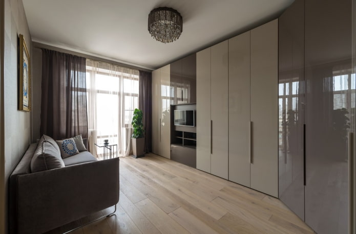 kledingkast langs de gehele muur in het interieur van de hal