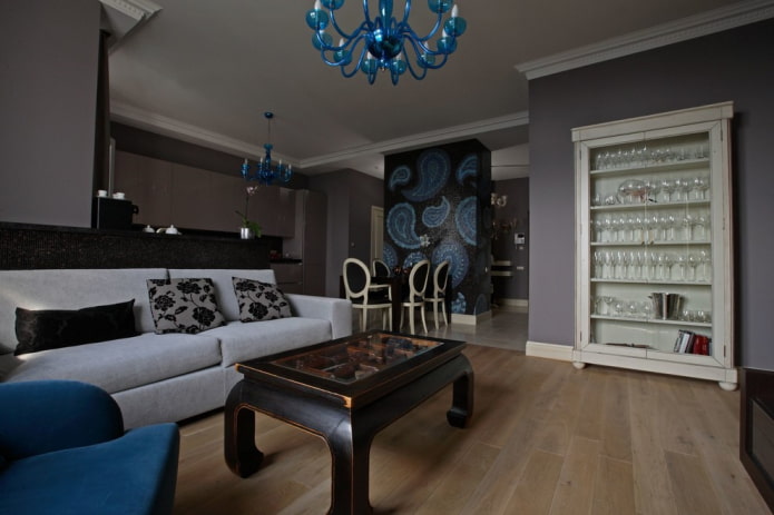 kast voor servies in het interieur van de hal