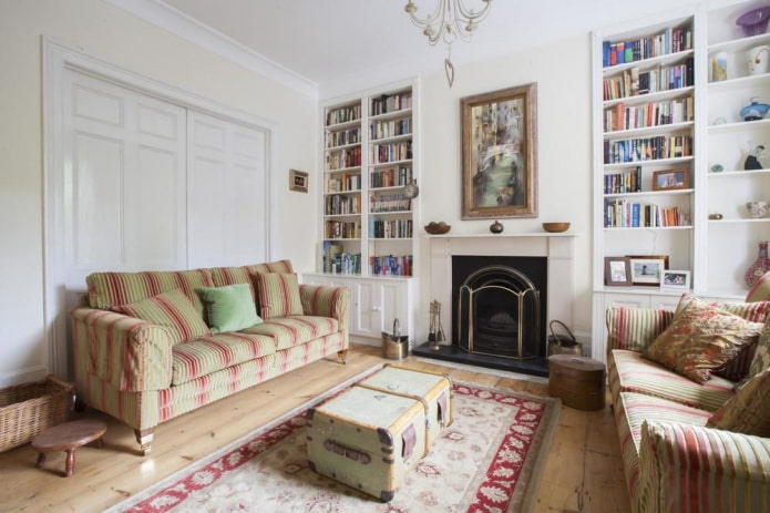 boekenkasten in het interieur van de hal