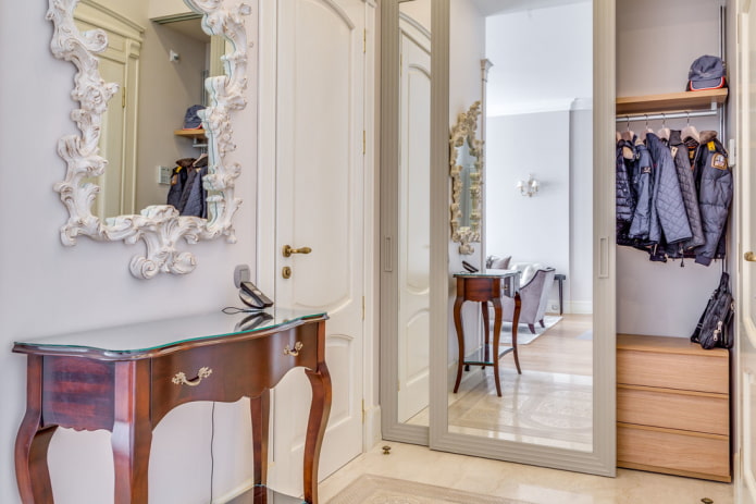 vulling van een schuifkast in het interieur van een gang