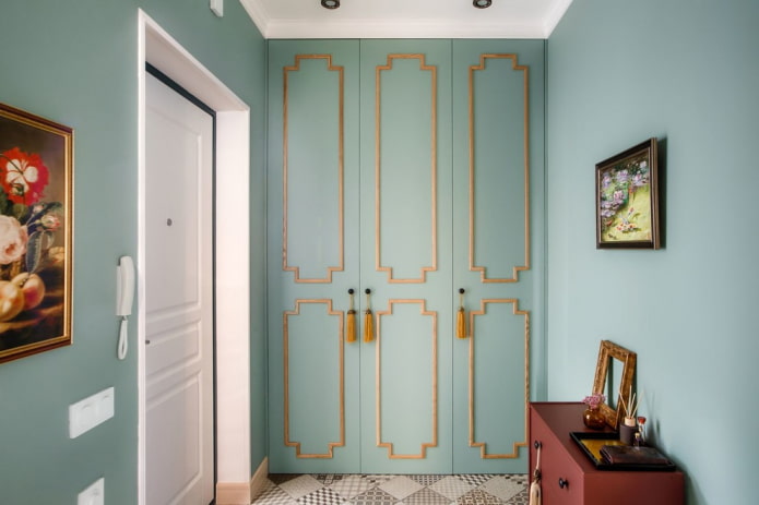 schommelkast in het interieur van de hal