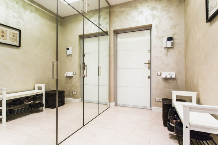 Kledingkast langs de hele muur in het interieur van de gang