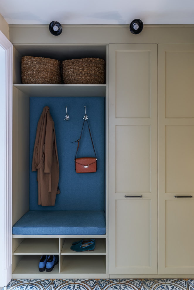 gecombineerde kledingkast in het interieur van de gang