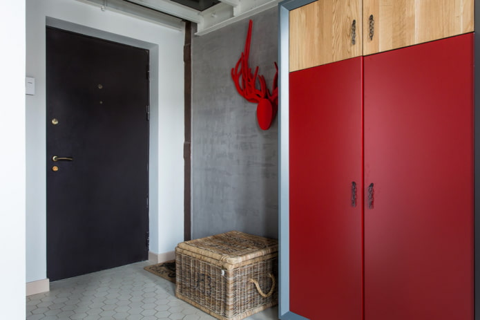 garderobe in het interieur van de gang in loftstijl