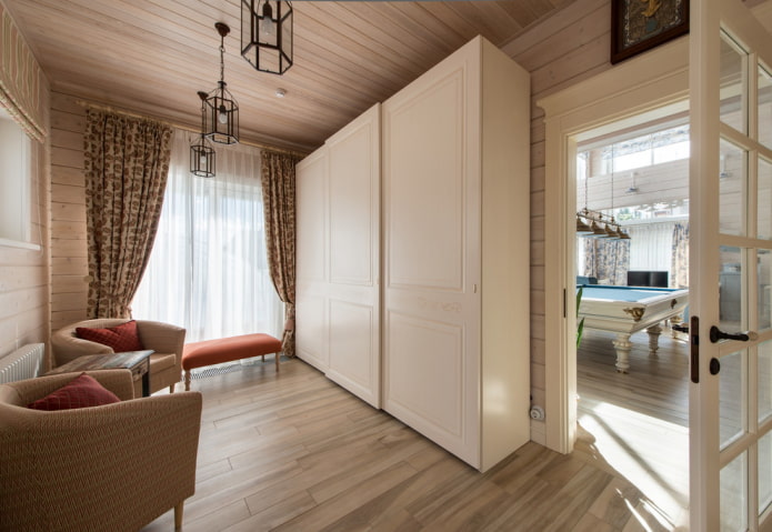 Kledingkast in het interieur van de hal in Proven?aalse stijl
