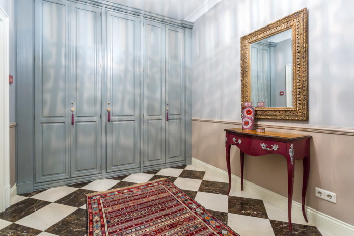 blauwe kledingkast in het interieur van de gang