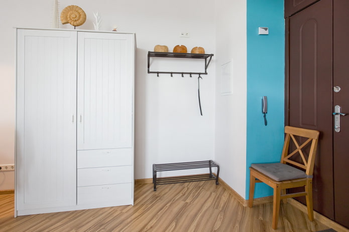 witte kledingkast in het interieur van de gang