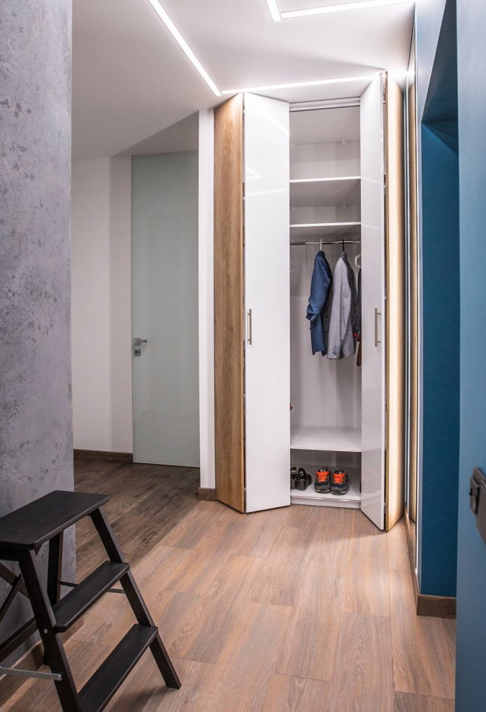 vulling van een schuifkast in het interieur van een gang