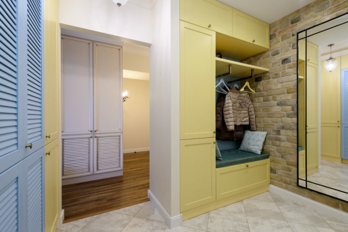 gele kledingkast in het interieur van de hal