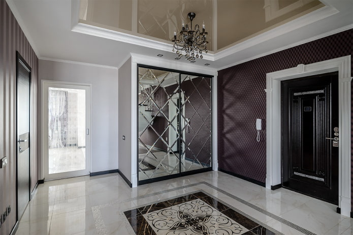 garderobe in het interieur van de hal in een klassieke stijl