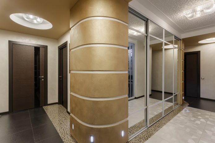 garderobe met afgeschuinde hoeken in het interieur van de gang