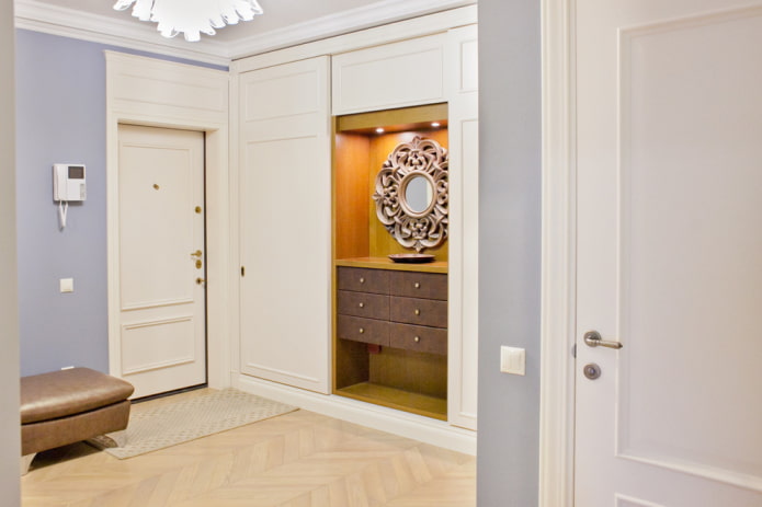 gecombineerde kledingkast in het interieur van de gang