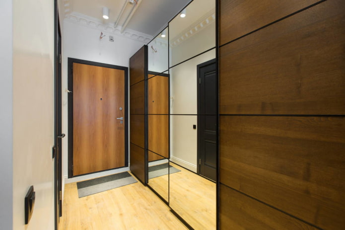garderobe in het interieur van de gang in een moderne stijl