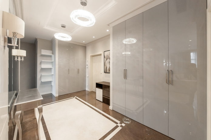 grijze kledingkast in het interieur van de gang