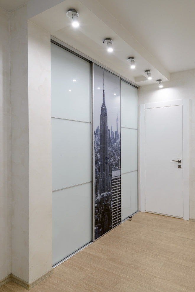 ontwerp van kasten in het interieur van de hal