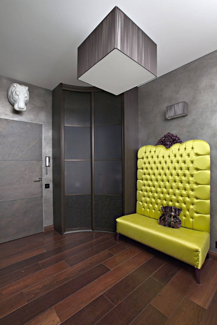 radiusgarderobe in het interieur van de gang