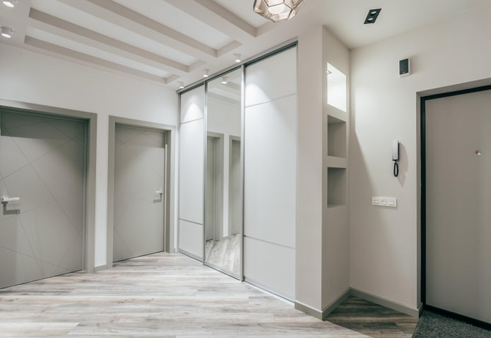 garderobe in het interieur van de gang in de stijl van minimalisme