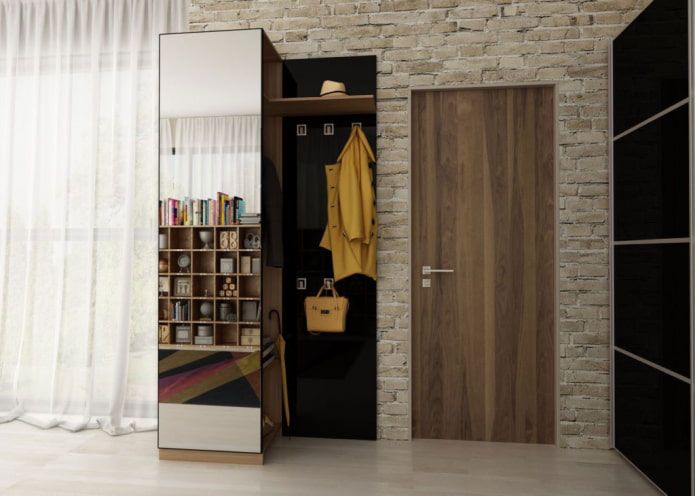 hoge kast in het interieur van de gang