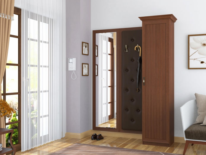 hoge kast in het interieur van de gang
