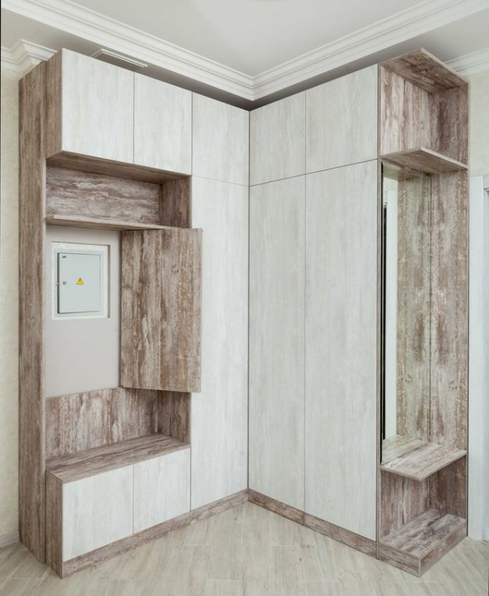 L-vormige garderobe in het interieur van de gang