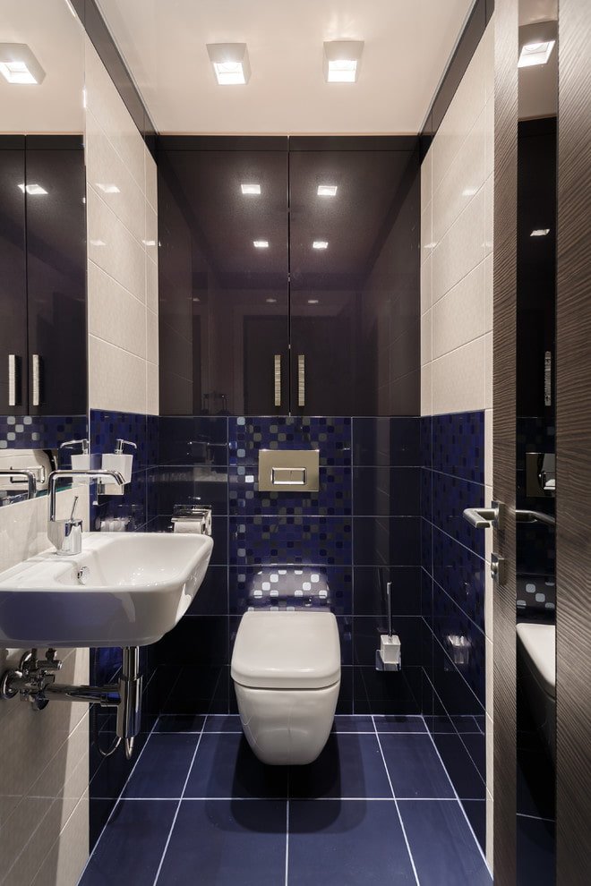 kast boven de installatie in het toiletinterieur