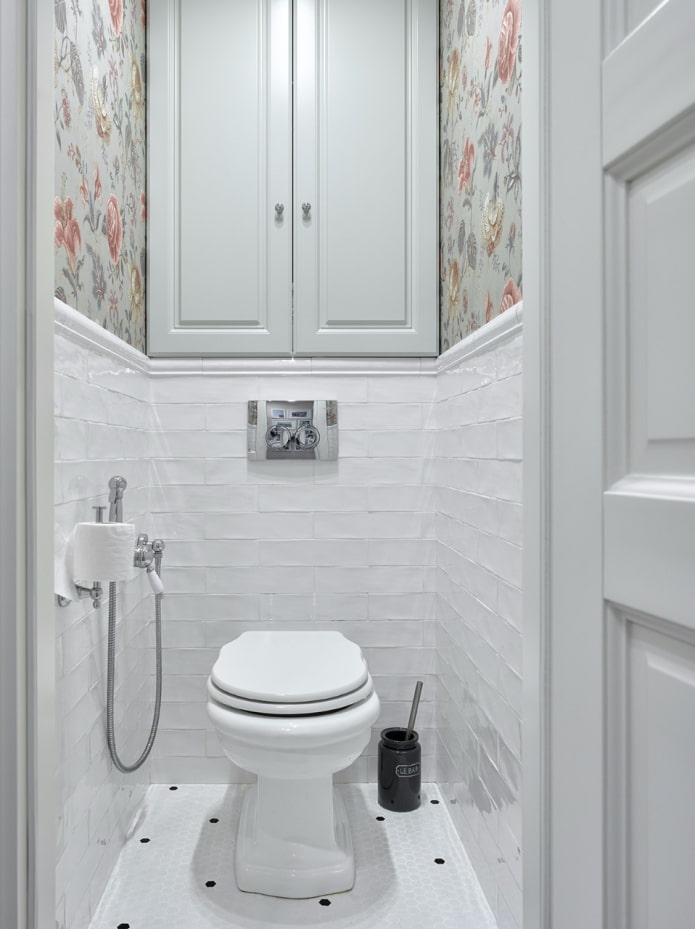 meubels in het toilet in een appartement uit de Chroesjtsjov-tijd